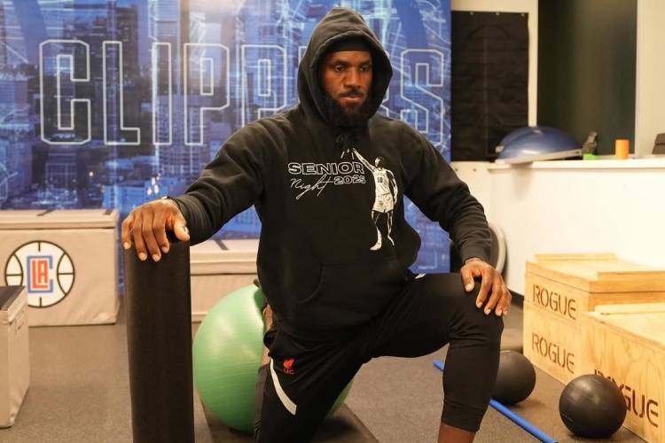 贝弗利为詹姆斯鸣不平：他不该因训练场地遭受非议